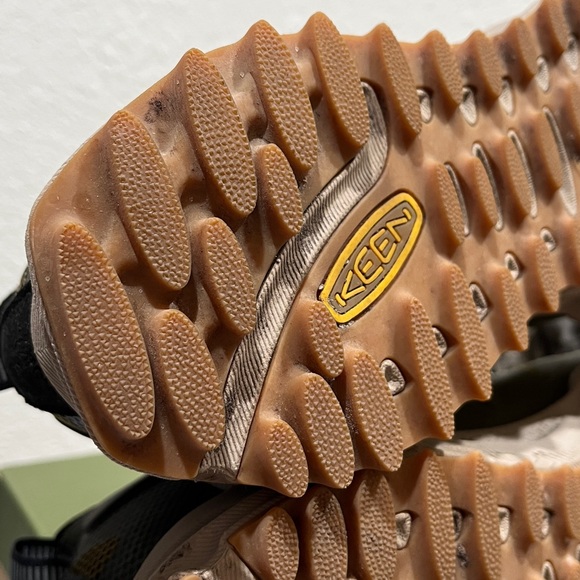 Mens Keen Zionic hiking shoes, size 10. - Picture 6 of 6